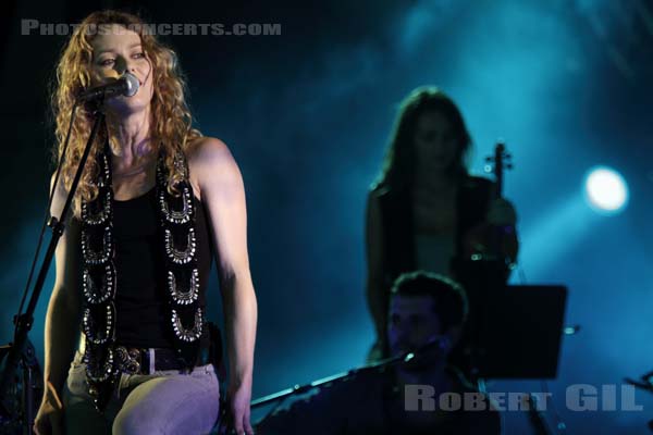 VANESSA PARADIS - 2010-06-26 - PARIS - Hippodrome de Longchamp - 